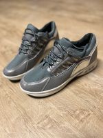 Neue Damen Sneaker Sportschuhe Silber grau Gr. 40 Sketchers Nordrhein-Westfalen - Leverkusen Vorschau