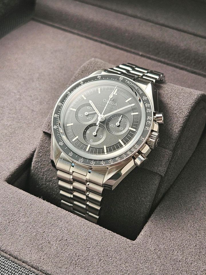 Omega Speedmaster Moonwatch Saphir, NEU 2024, 310.30.42.50.01.002 in Köln