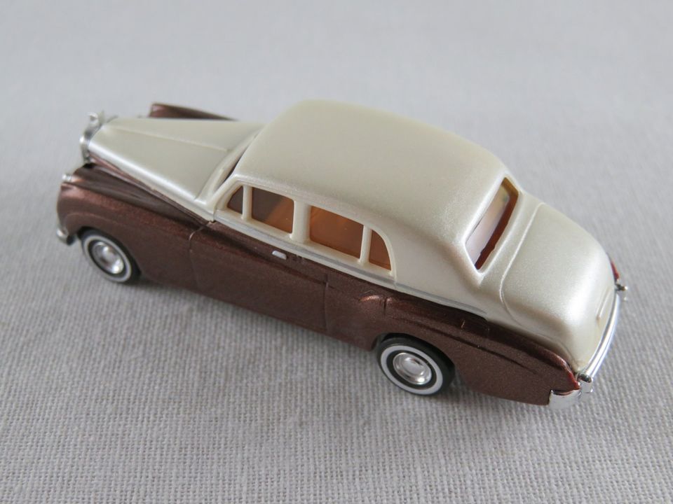 Busch 44424 Rolls-Royce Silver Cloud in braunmet./h´elfenbein1:87 in Bad Abbach