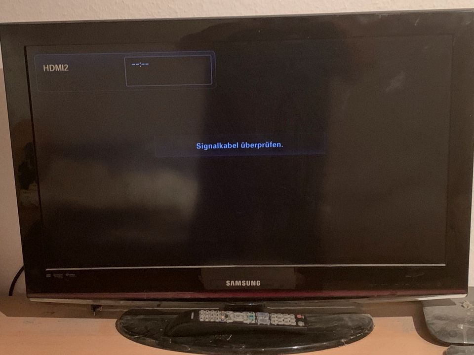 Samsung TV und Messingtisch in Dinslaken