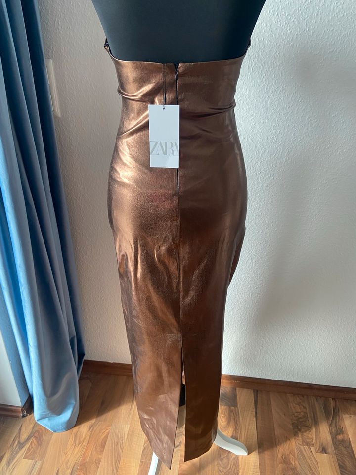 Zara Neckholder- Kleid gr S Neu mit Etikett in Frankfurt am Main