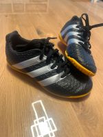 Kinder Adidas Fußballschuhe hallenschuhe Fußball Schuhe Gr. 30 Nordrhein-Westfalen - Velbert Vorschau