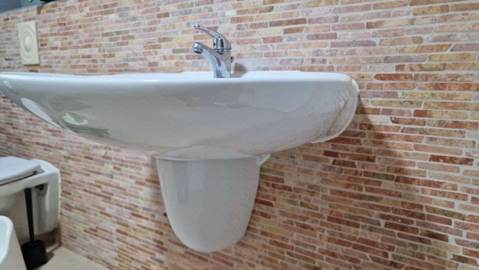 Waschbecken/Handwaschbecken mit Armatur und Unterbau in weiß in Selm