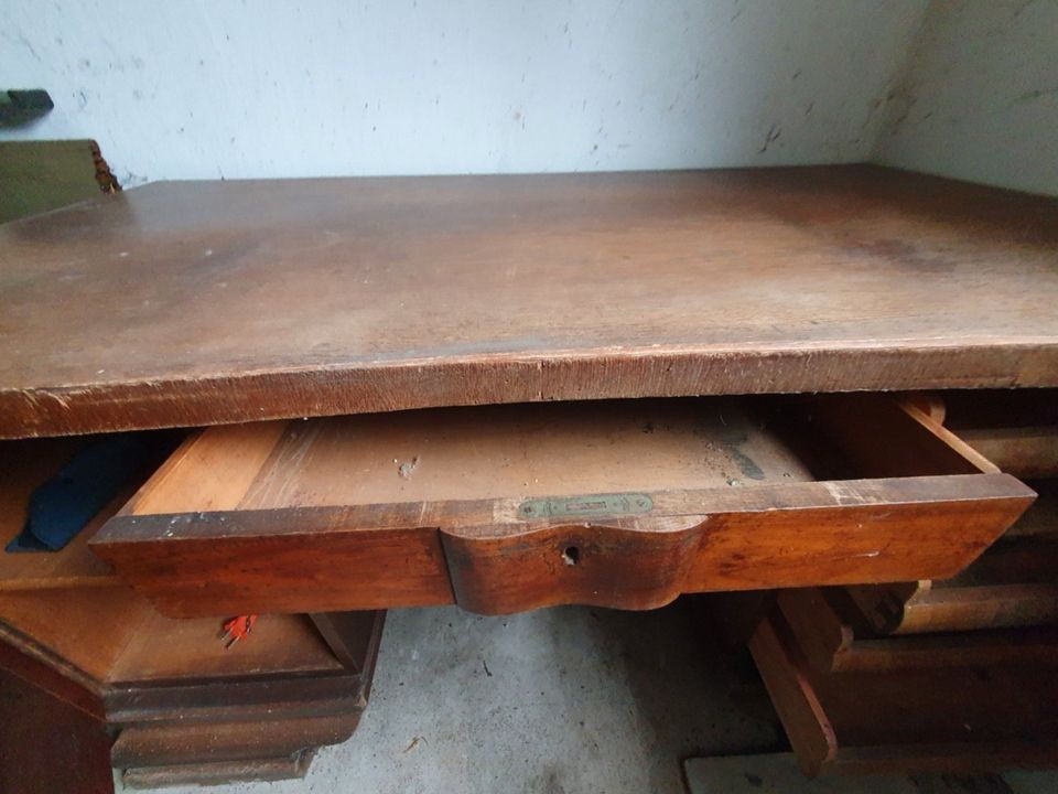 alter / antiker Schreibtisch mit Fach und Laden - sanierungsbedür in Aurich