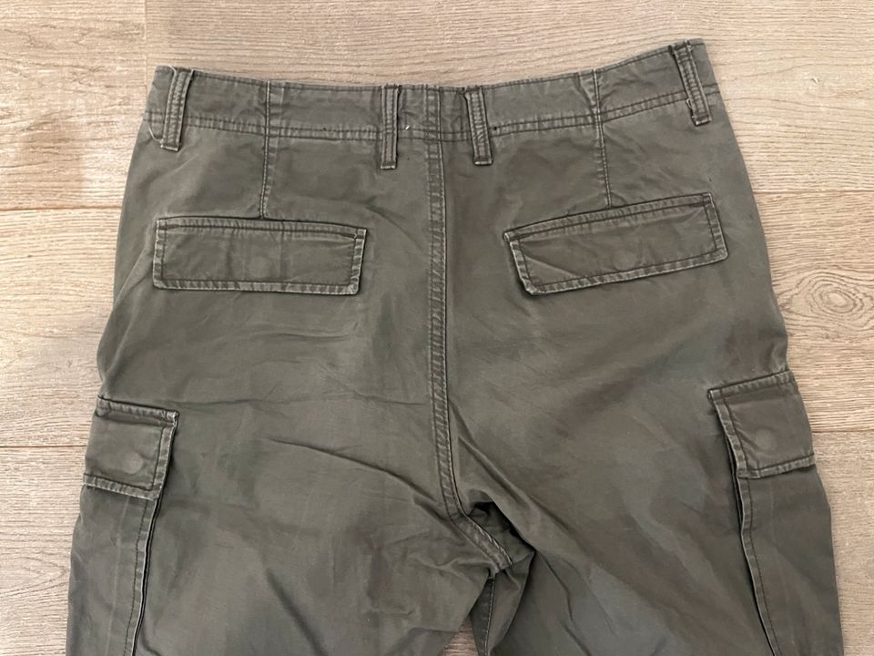 Olivegrüne grüne Hose von H&M Gr. 32 Regular Fit in Oberhausen