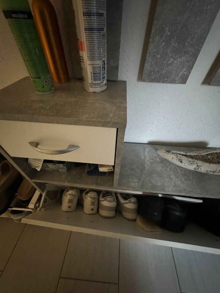 Schuhschrank mit Schublade und Spiegel abzugeben. Nur 4 jahre alt in Gladbeck