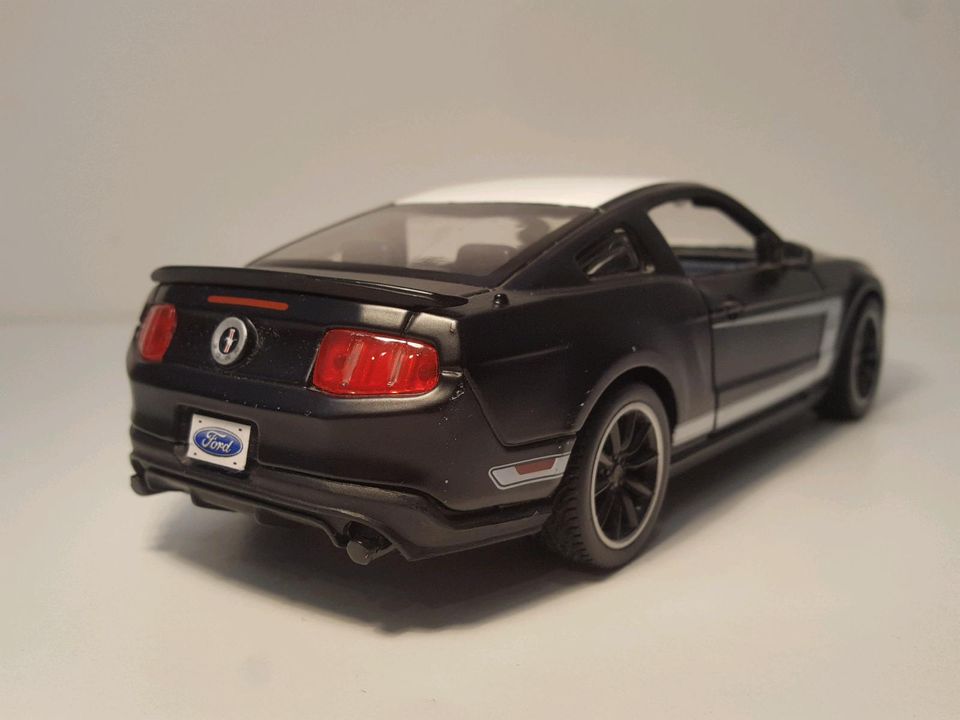 Maisto 1:24 Ford Mustang GT 2012 Boss 302 Modellauto in Deuerling