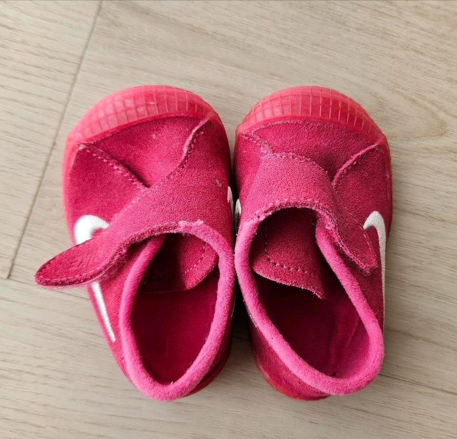 Baby Nike Schuhe erstes Laufen Laufversuche 6 - 12 Monate Gr 18,5 in Erzhausen