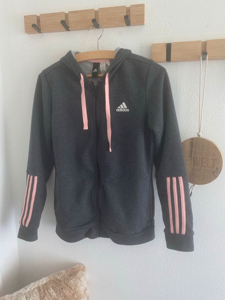 Super schöne Adidas Weste - Jacke in Forchheim