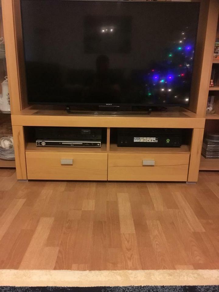 Wohnwand mit TV-Schrank , Regal, Vitrine.(Front Aus echtes Holz). in Buchen (Odenwald)