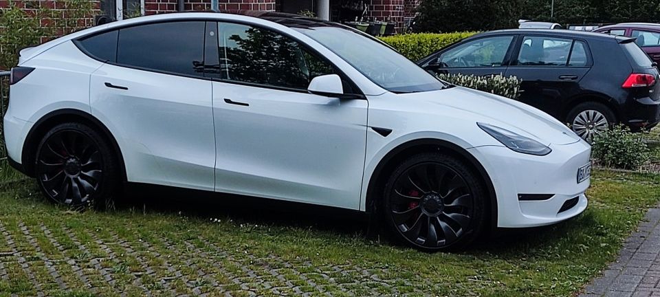 Tesla Model Y Performance mit AHK wie NEU *** Sofort abzugeben*** in Bochum