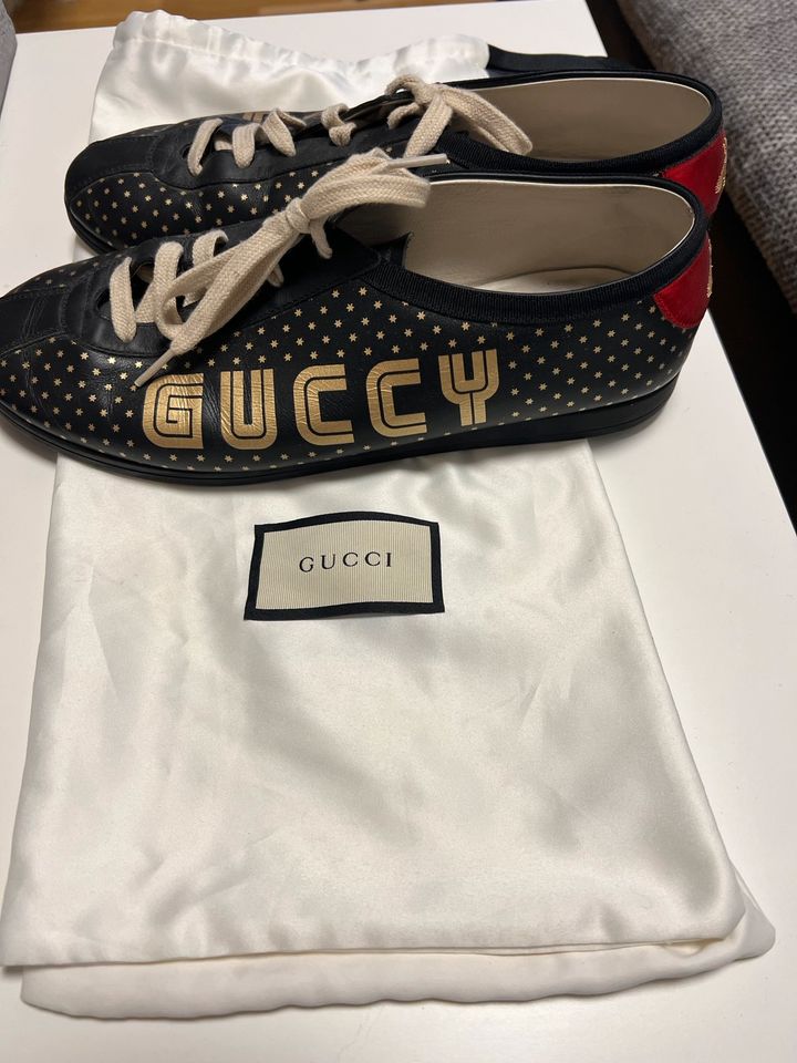 Gucci  designer Kollektion Schuhe/Börse/Tshirt in Eningen