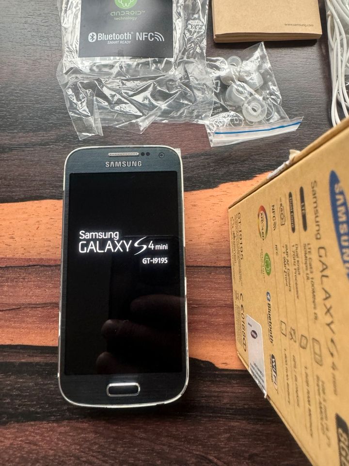 Samsung Galaxy S 4 mini Handy Smartphone 8GB GT19195 in Trebbin