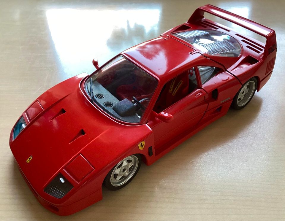 bburago, Ferrari F40, 1:18, inkl. Versand! in Herrsching