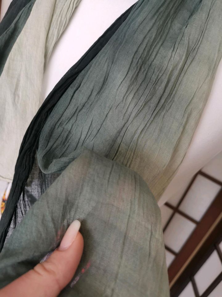 Schal/Tuch mit einem grau/schwarz Verlauf Knitterlook in Stuttgart