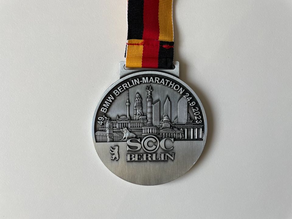 BMW Berlin Marathon 2023 Finisher Medaille in Aachen