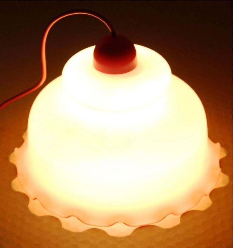 Deckenlampe weiß/rot Milchglas mit gewelltem Rand in Edemissen