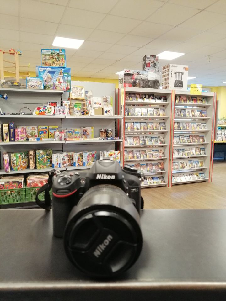 Nikon D7100 SLR-Digitalkamera inkl.  18-140 mm VR-Objektiv in Mühlhausen