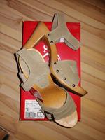 Hohe Sandalen Pumps Größe 40 khaki Wildleder s. Oliver NEU Bayern - Sonnefeld Vorschau
