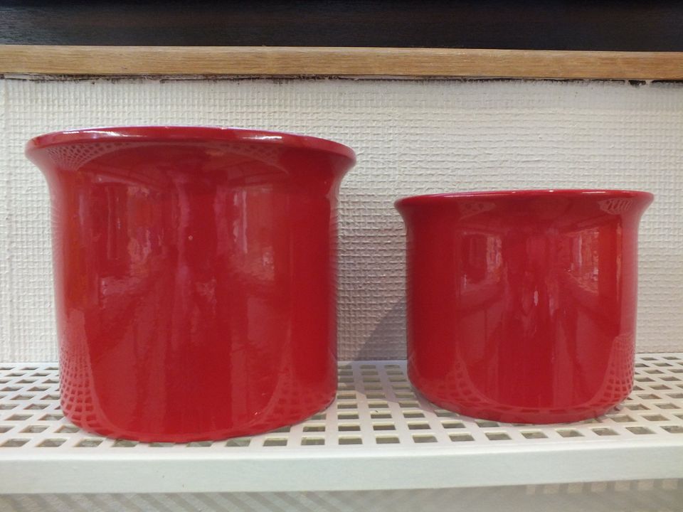 2 Blumentöpfe/Übertöpfe, Keramik, rot, Höhe: 12,5 und 10 cm in Lohmar