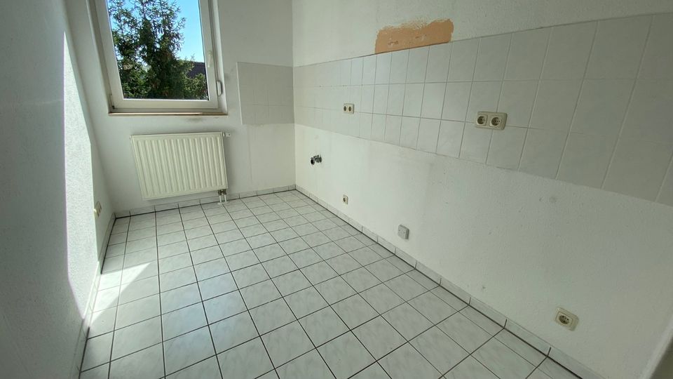 kleine 3-Zi.-Whg. mit Balkon, Tiefgarage MÖGLICH zu mieten in Werdau