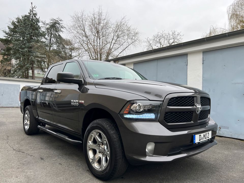 Dodge Ram 1500 Gen.4 5.7 Hemi V8 Crew Cab 4x4 in Düsseldorf