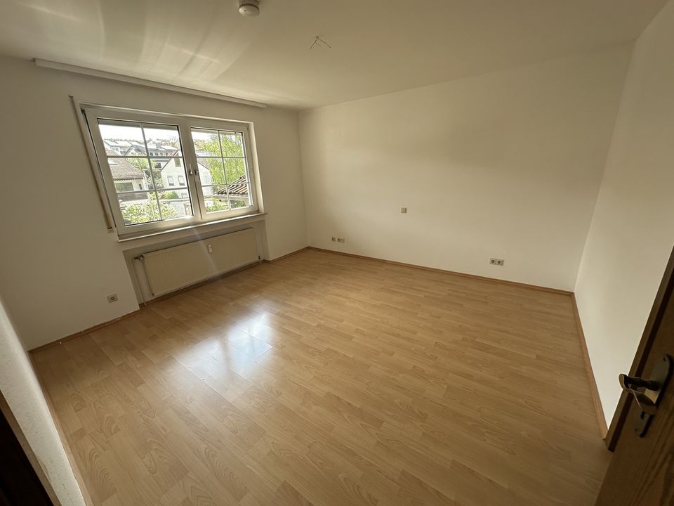 Großzügige, gepflegte 4,5 -Zimmer Wohnung mit großem Balkon in Hofheim OT Wildsachsen in Hofheim am Taunus