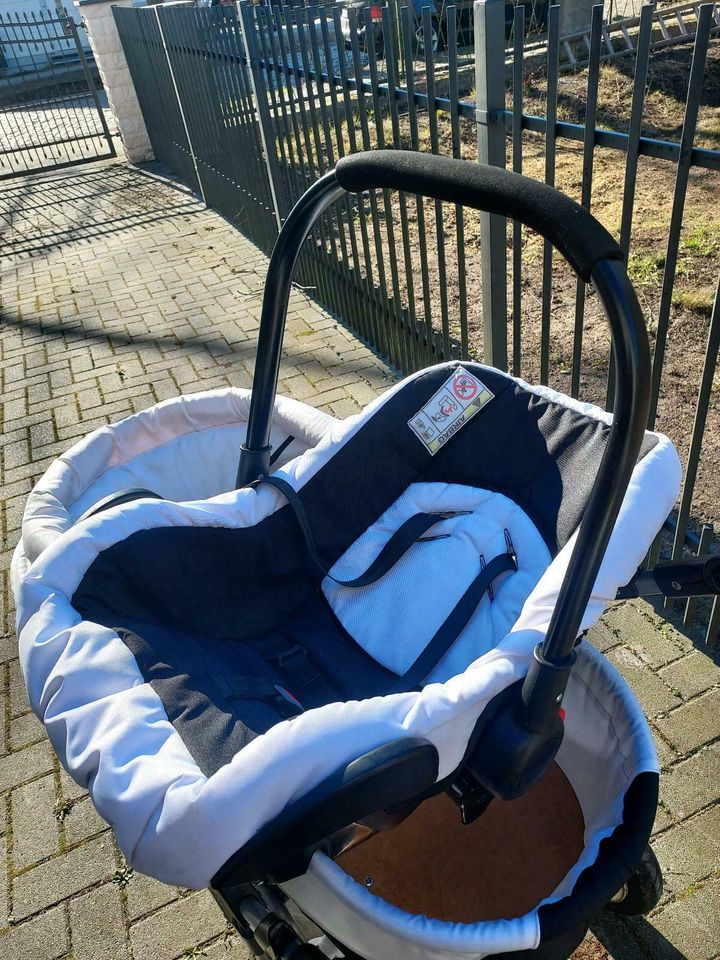 Kinderwagen Buggy Bergsteiger Capri mit Babyschale und Zubehör in Mahlow