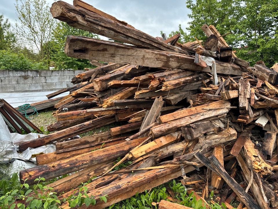 Brennholz und Holzbalken zum verschenken in Helmstadt-Bargen