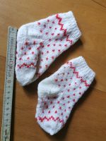 Stricksocken Baby ca. 11cm lang Handmade weiß/rot Nordrhein-Westfalen - Bad Laasphe Vorschau