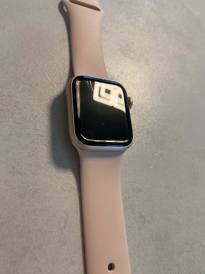 Apple Watch Series 5 (GPS + Cellular, 40 mm) in Wahlstedt