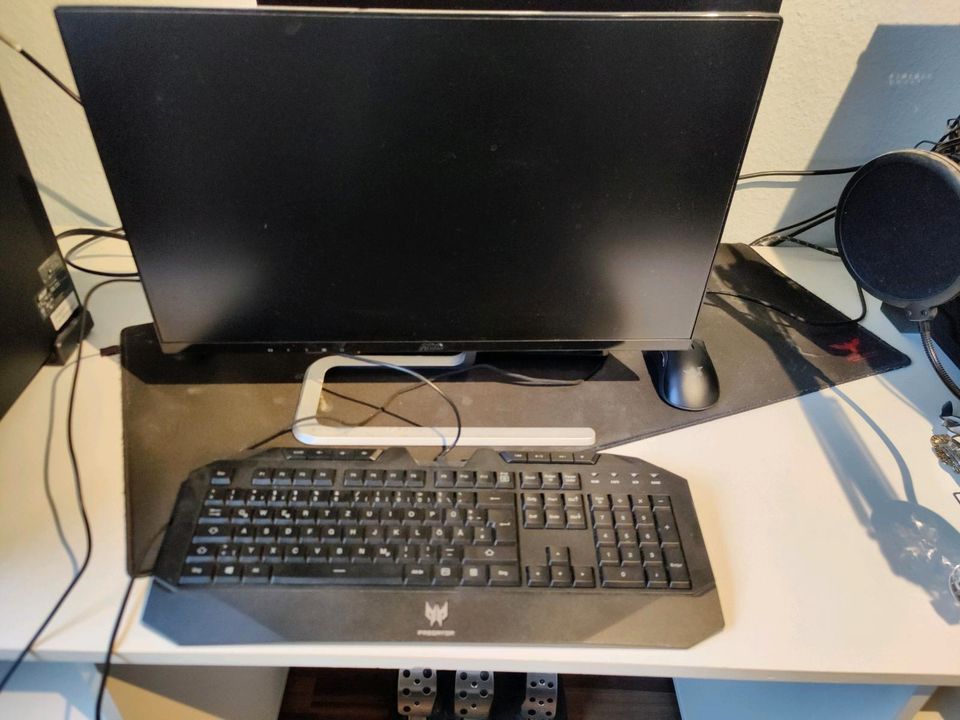 Gaming PC (Predator G3-710) + Monitor + kostenlose Tastatur in Hamburg