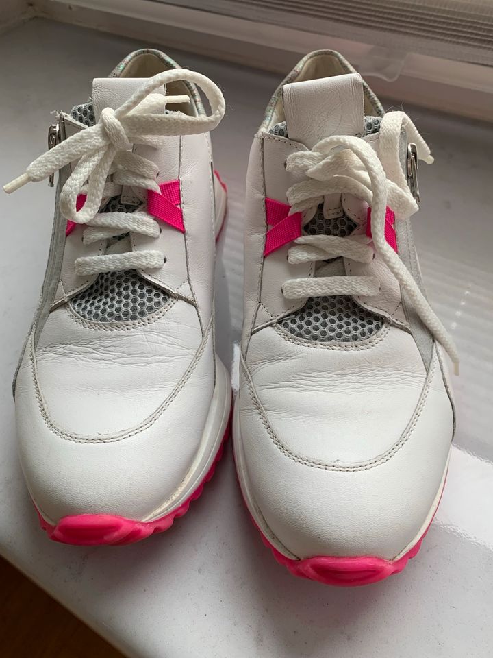 Sneaker weiß/pink/grau, mit Seitenreißverschluss, wie neu in Sprockhövel
