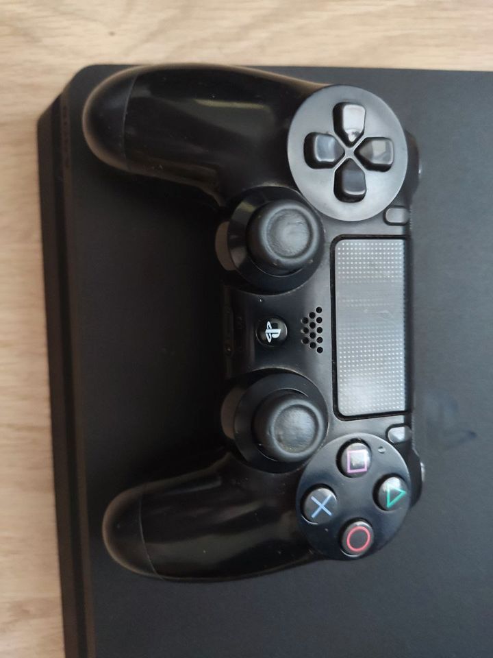 Sony PlayStation 4 (PS4 Slim) Slim 500 GB mit Dualsock 4 in Berlin