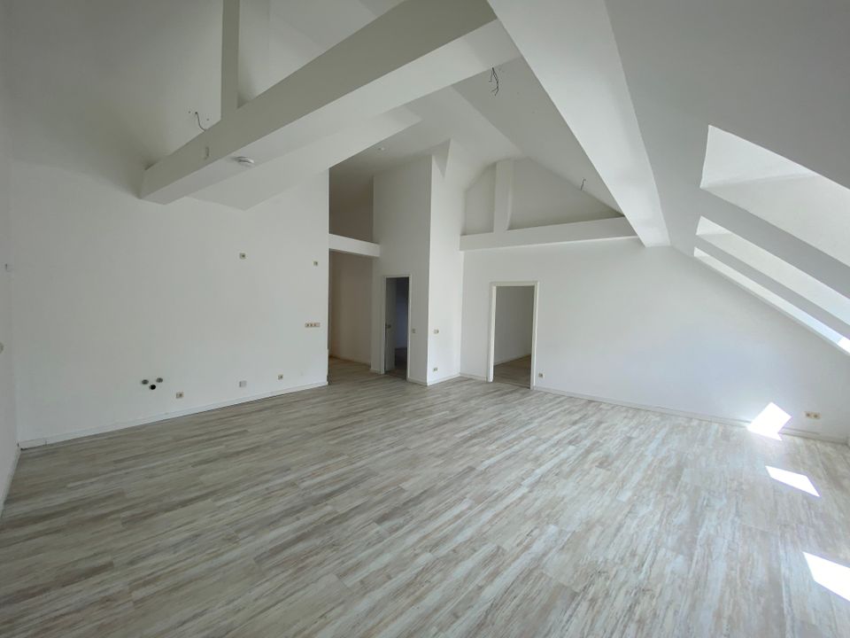 Einmaliger Balkonblick! Exklusive 4-Raum-DG-Wohnung im Zentrum von Greiz in Greiz