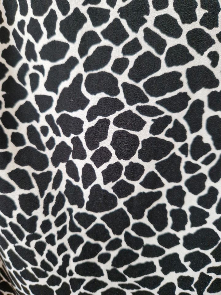 Esprit Kleid mit Animal-Print/Giraffe in black Gr. 38 in Dortmund