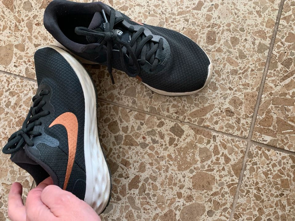 Nike Laufschuhe Gr.37,5 in Mittelgrau - wie NEU - in Bad Liebenstein