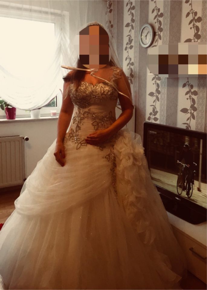 Ungetragenes Hochzeitskleid in Duisburg