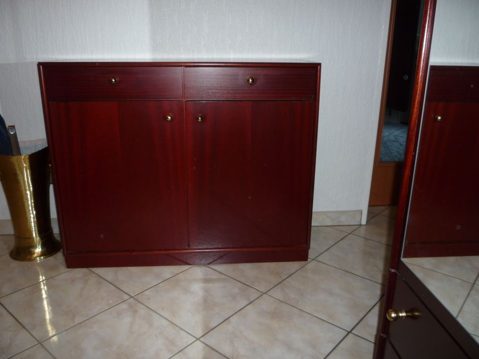 Garderobe mit Sideboard-Mahagoni in Laatzen