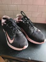 Sneakers Nike 40 schwarz lila Turnschuhe Schuhe Niedersachsen - Ihlow Vorschau