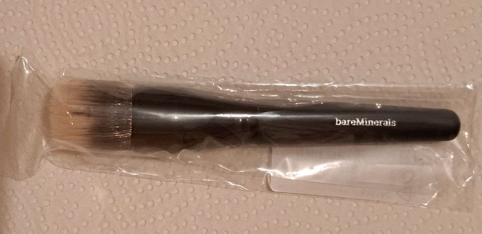 bareMinerals Smoothing Face Brush Foundationpinsel Neu in Neustadt