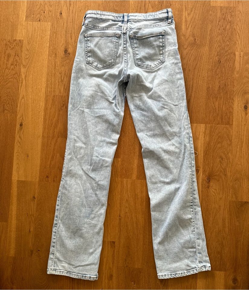 Jeans gerade hellblau washed Löcher H&M Gr 170 in Hamburg