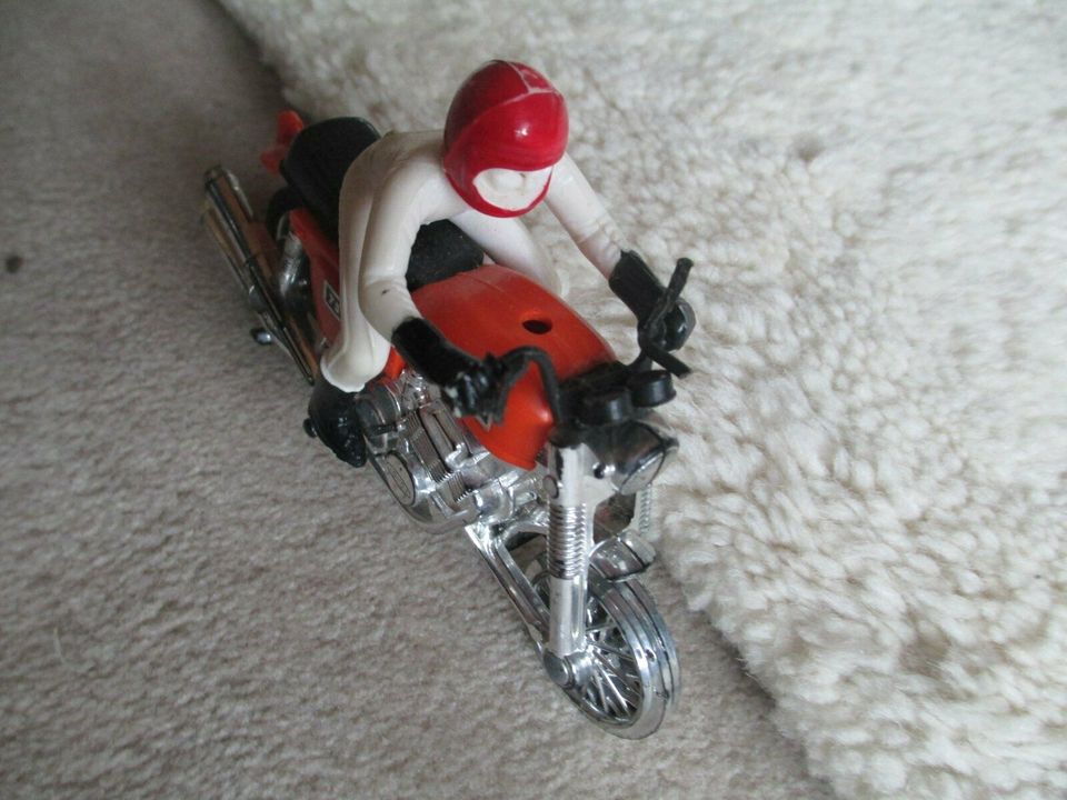 Deko-Motorrad mit Fahrer in Konz