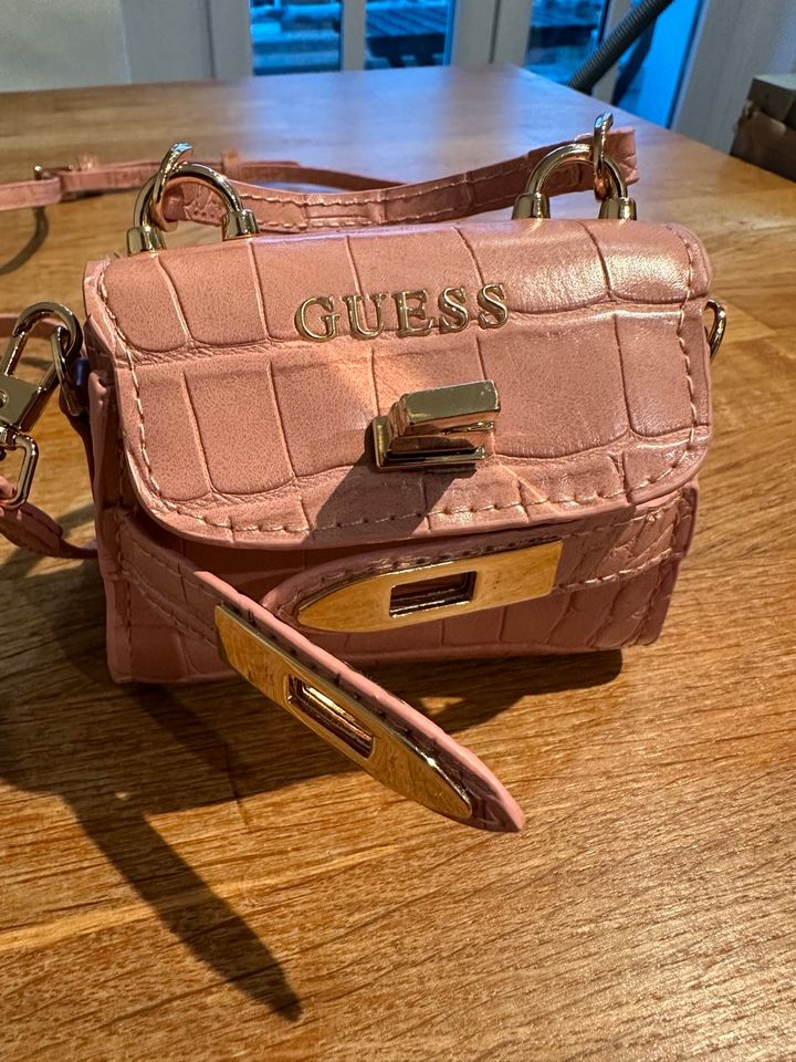 NEU Guess Handtasche Lippenstift Kreuzbody aus rosa Kunstleder in Bonn