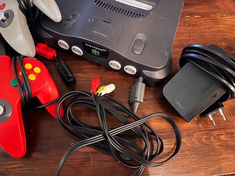 Nintendo 64 Konsole + 2 Controller in Kerpen (Eifel)