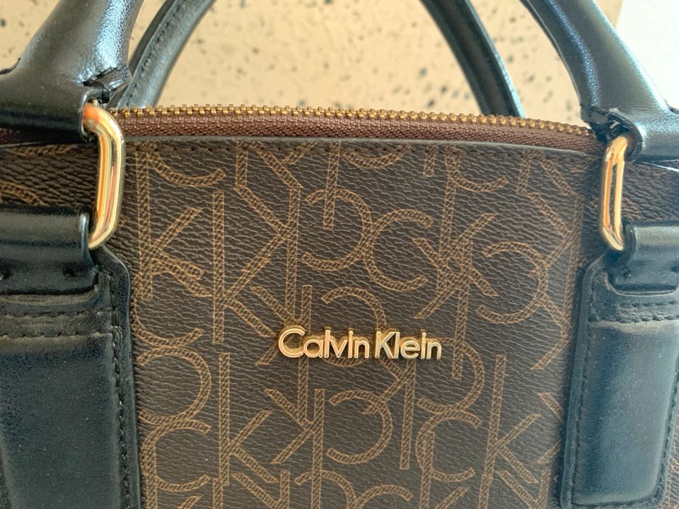 Calvin Klein Handtasche gebraucht braun/ Gold in Hanau