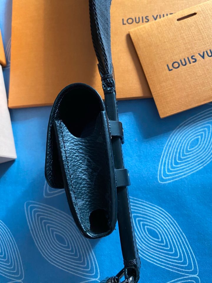 Louis Vuitton Herren- AirPods und Schlüsselanhänger in Wesseling