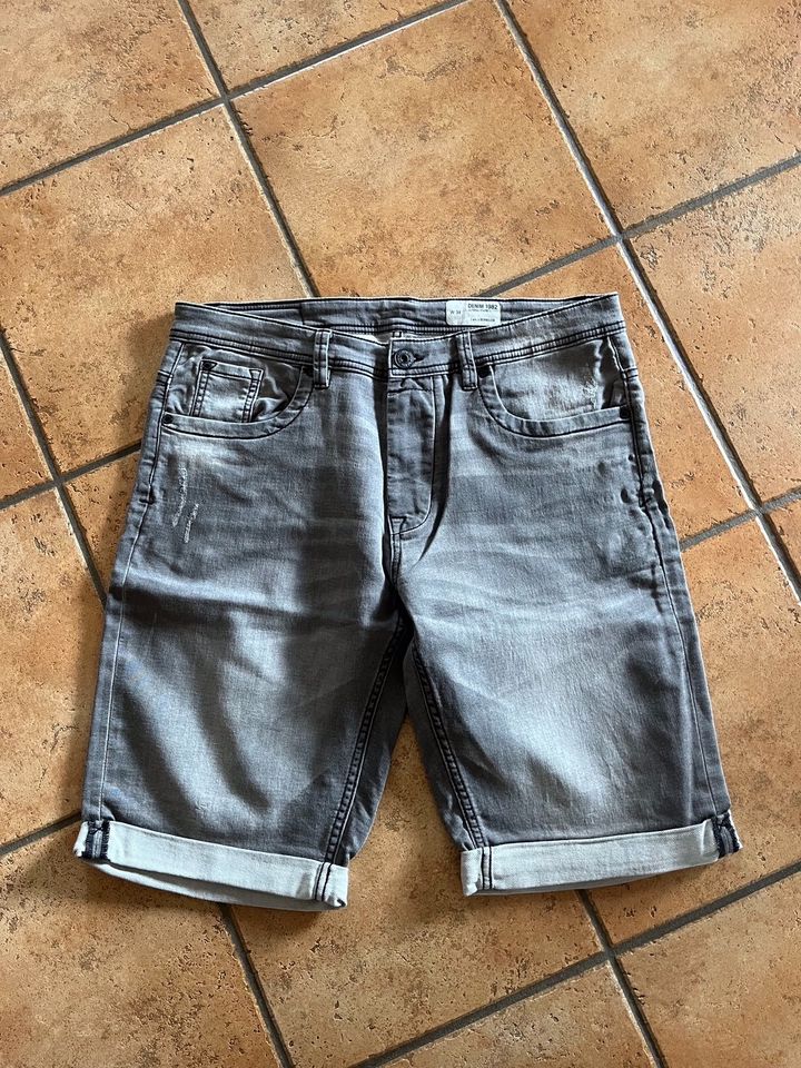 Herren Bermudas Shorts Jeans Gr. W34 (L) grau in Remagen