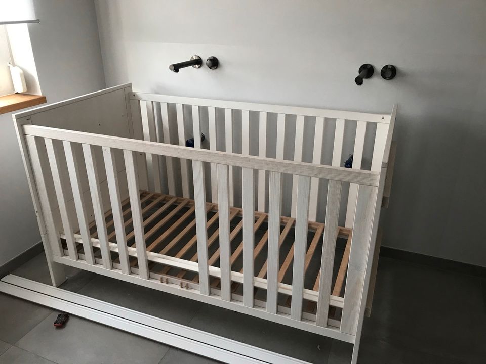 Gitterbett Massivholz Pinolino Babybett weiß Kinderbett umbaubar in Buggingen