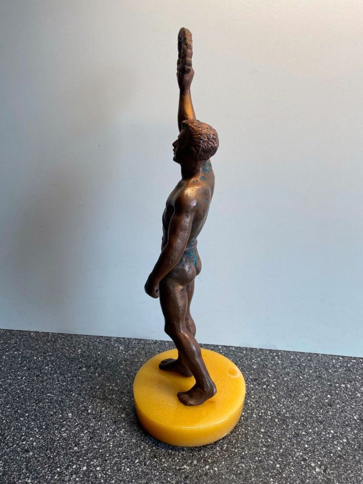 Bronze Skulptur Athletischer Sieger Lorbeerkranz Figur Mann in Berlin